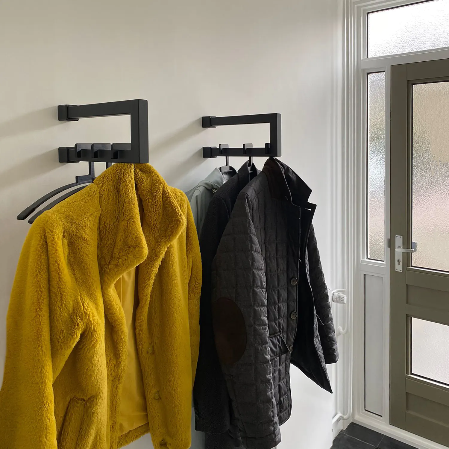 Wandgarderobe Eslin quadratisch anthrazit freigestellt von der Seite dargestellt.