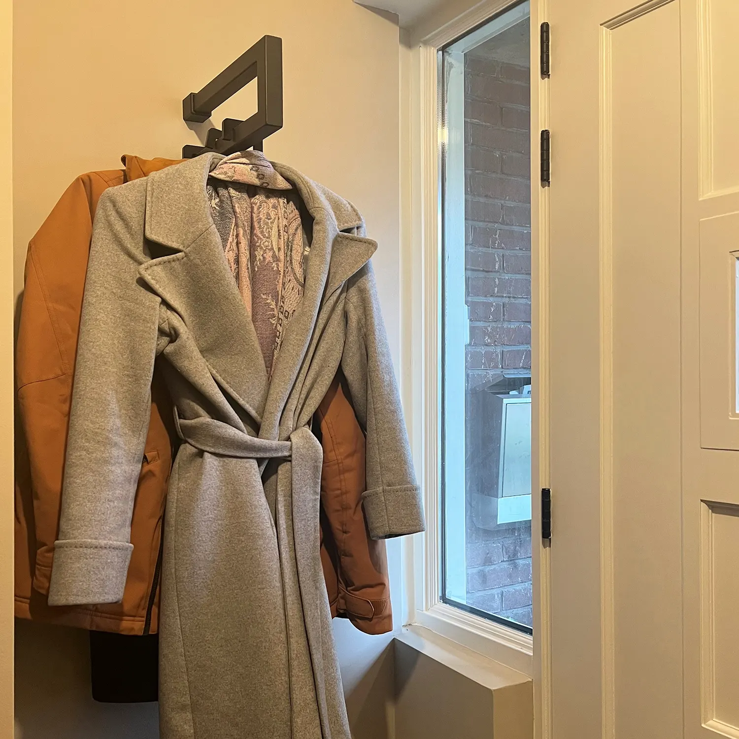 Wandgarderobe Eslin quadratisch anthrazit freigestellt als Produktansicht dargestellt.