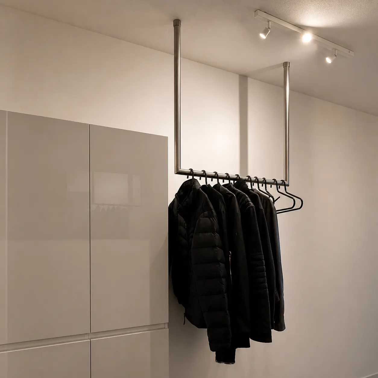 Garderobe Nalen rund Edelstahl freigestellt als Produktansicht dargestellt.