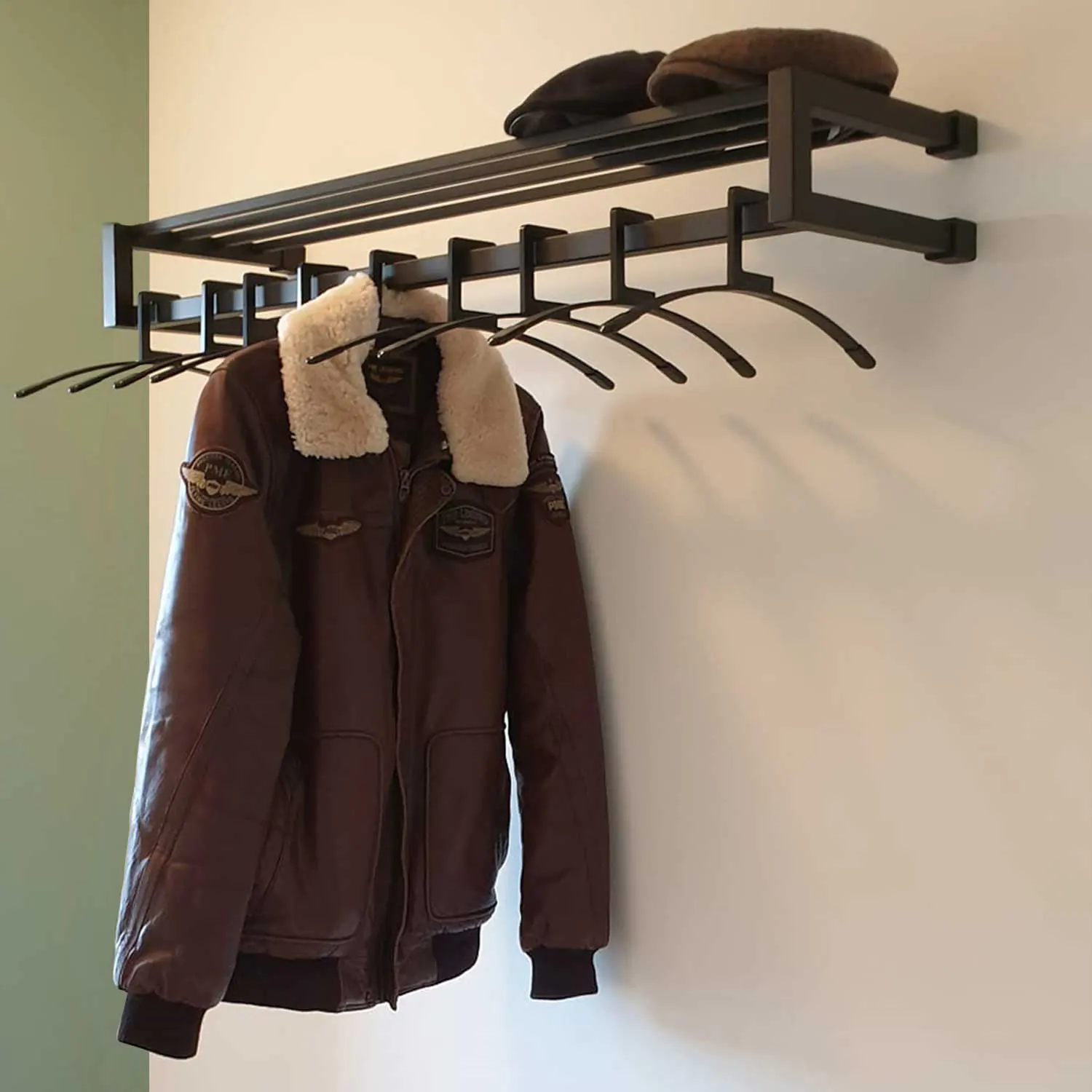 Garderobe Uven quadratisch schwarz freigestellt als Produktansicht dargestellt.