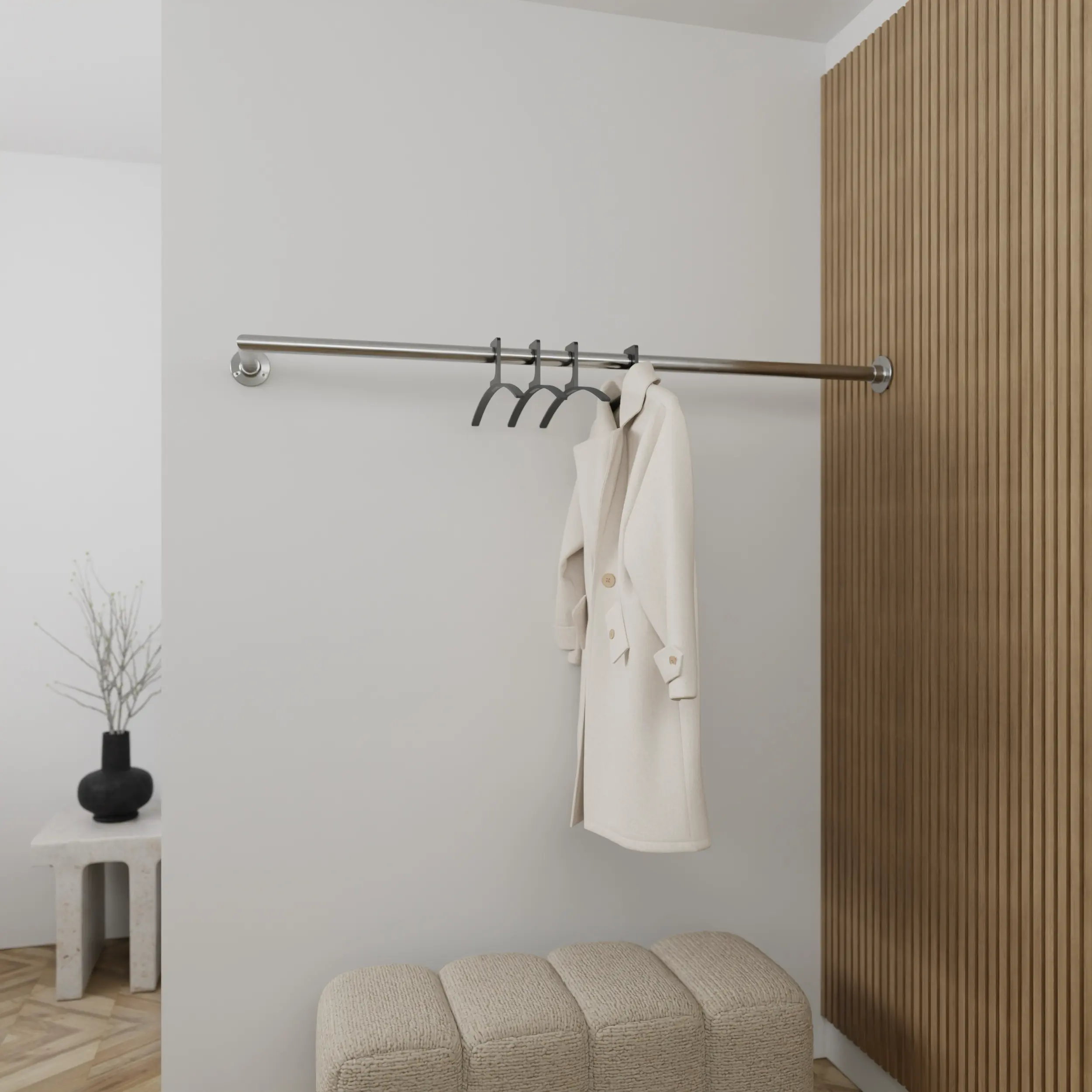 Wandgarderobe Lauvem rund Edelstahl in einem Interieur mit Kleidung an der Wand montiert.
