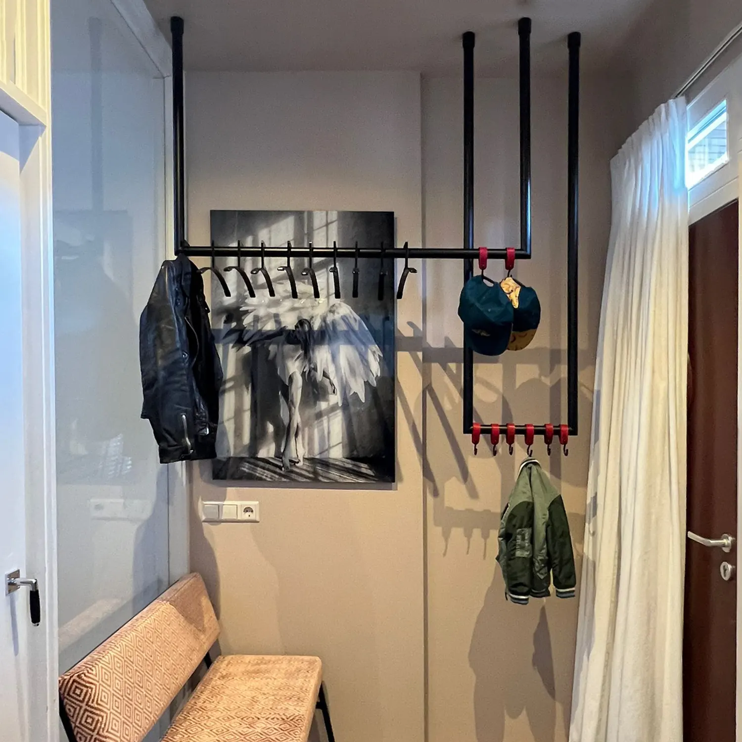 Garderobe Nalen rund schwarz freigestellt als Produktansicht dargestellt.