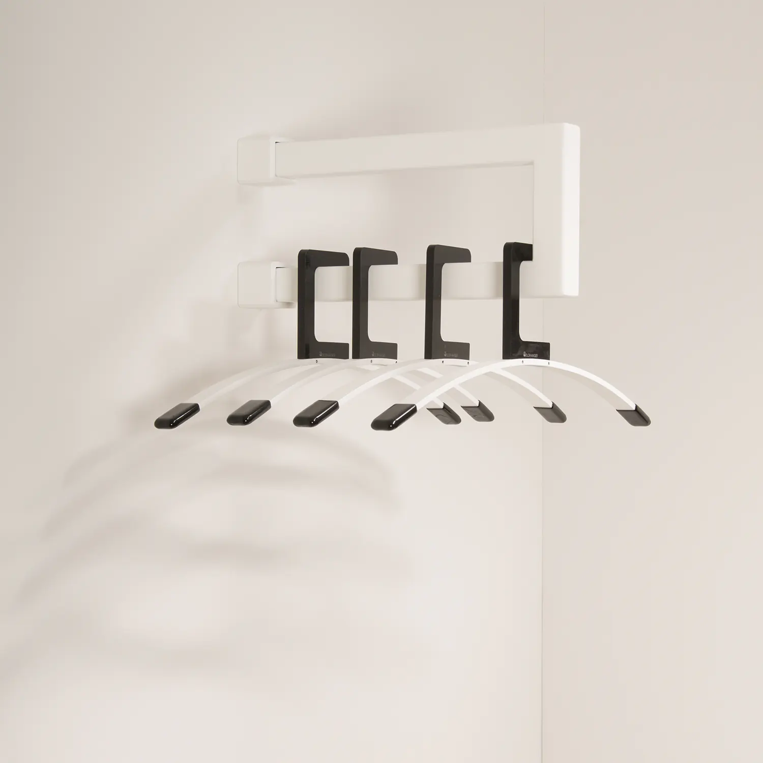 Wandgarderobe Eslin quadratisch weiß in einem Animationsvideo gezeigt.