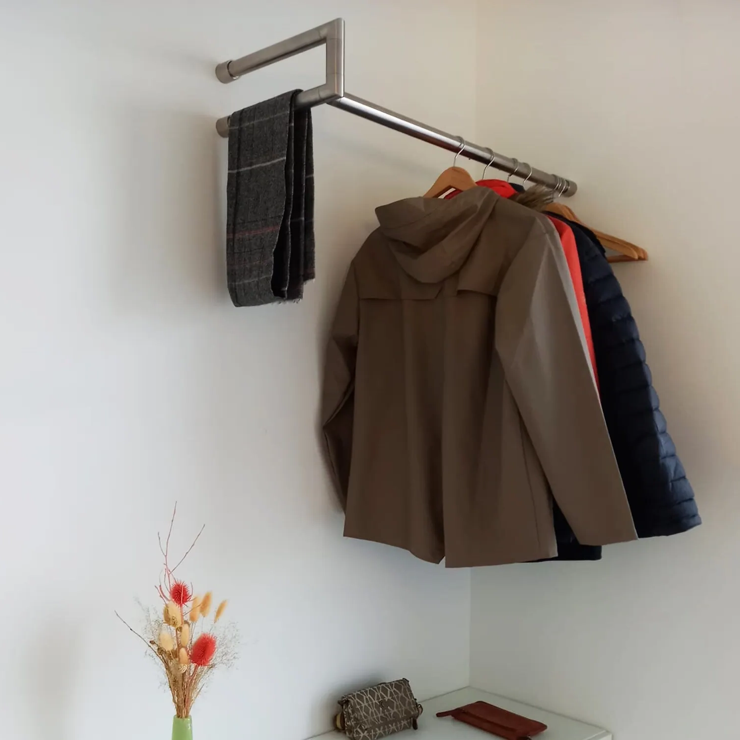 Wandgarderobe Lorien rund Edelstahl rechte Ecke freigestellt in gerader Vorderansicht dargestellt.