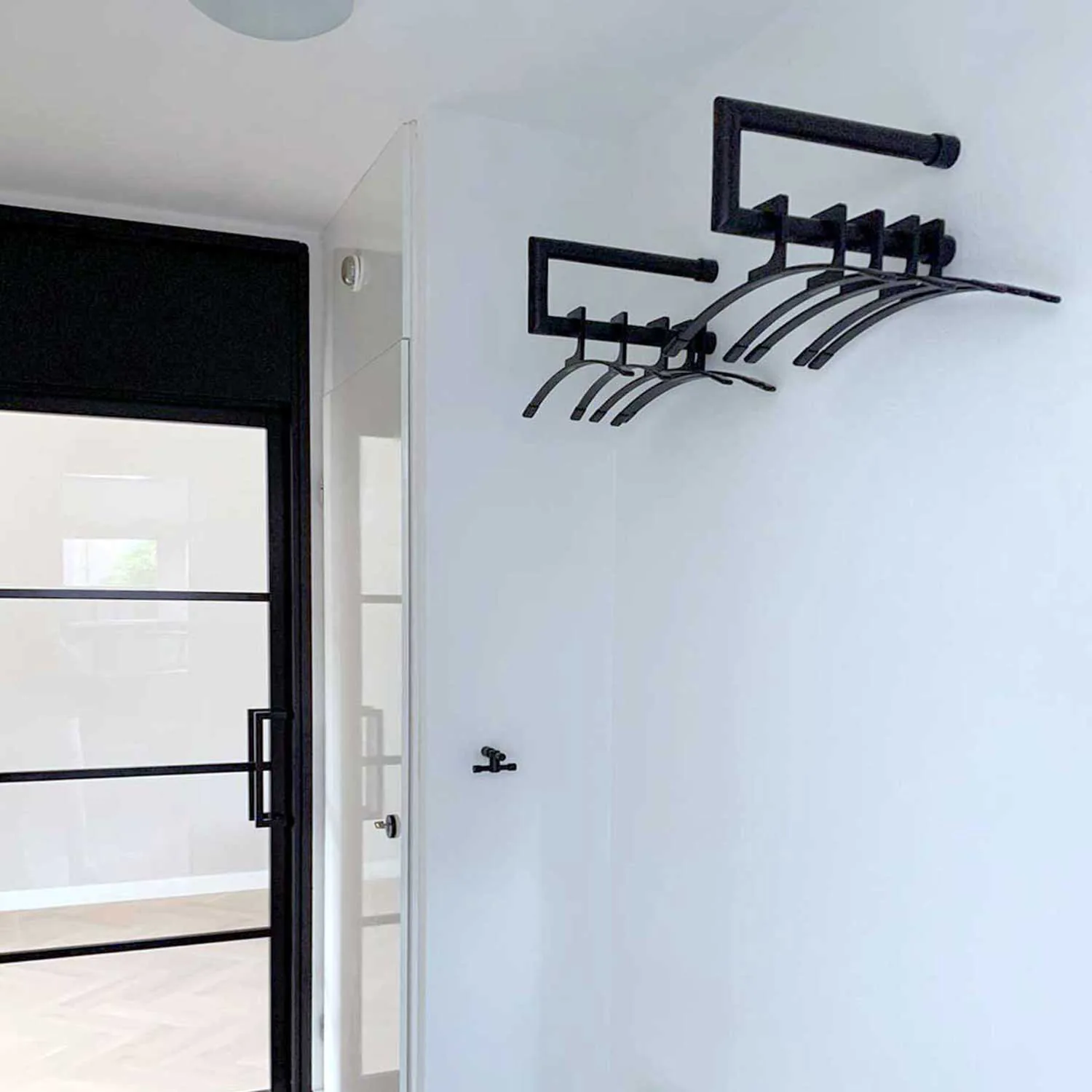 Wandgarderobe Eslin rund schwarz freigestellt als Produktansicht dargestellt.