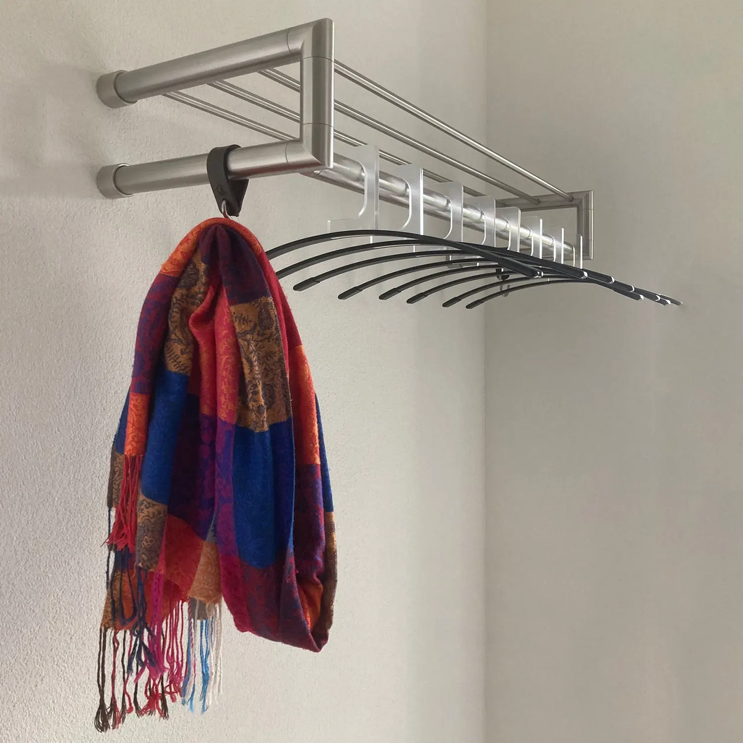 Garderobe Uven rund Edelstahl freigestellt als Produktansicht dargestellt.