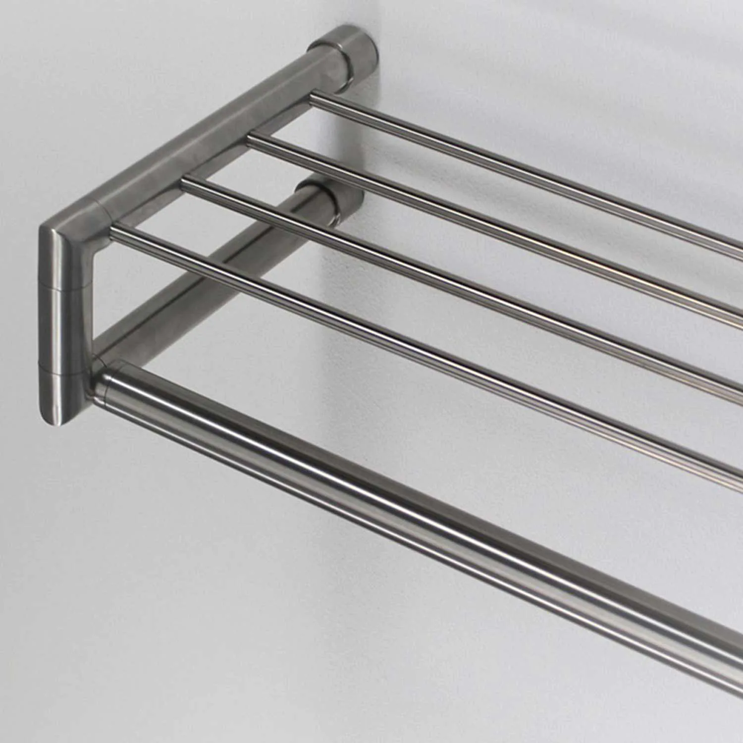 Garderobe Uven rund Edelstahl freigestellt als Produktansicht dargestellt.