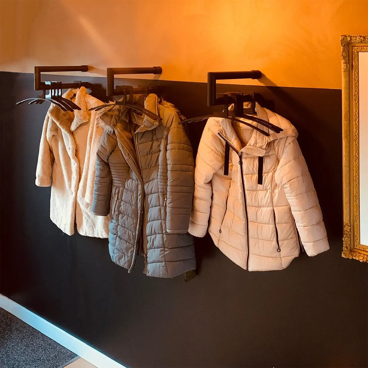 Wandgarderobe Eslin rund schwarz in einem Animationsvideo gezeigt.