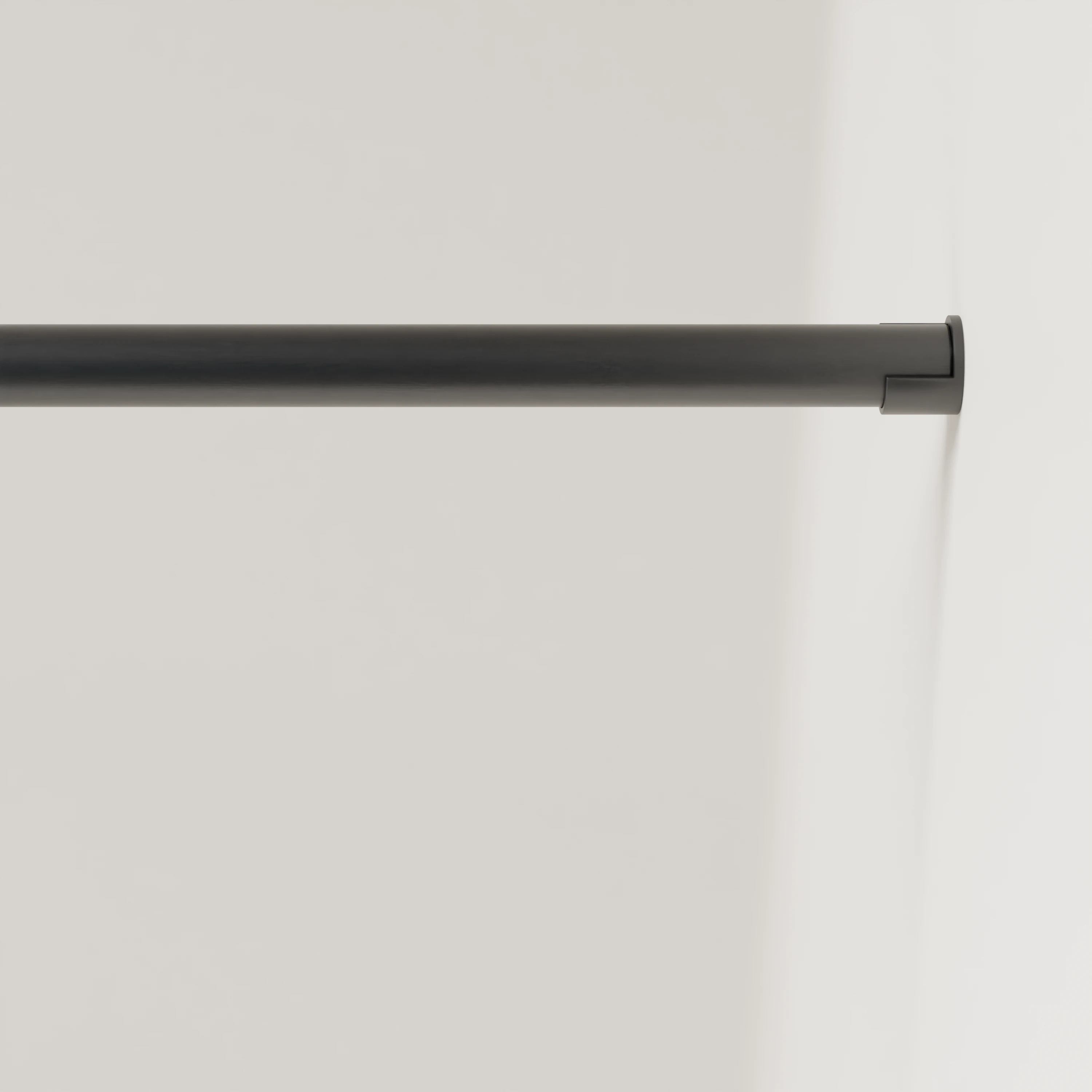 Garderobenstange U schwarz rundes Wandmodell an der Wand montiert mit Detail des Endhalters.