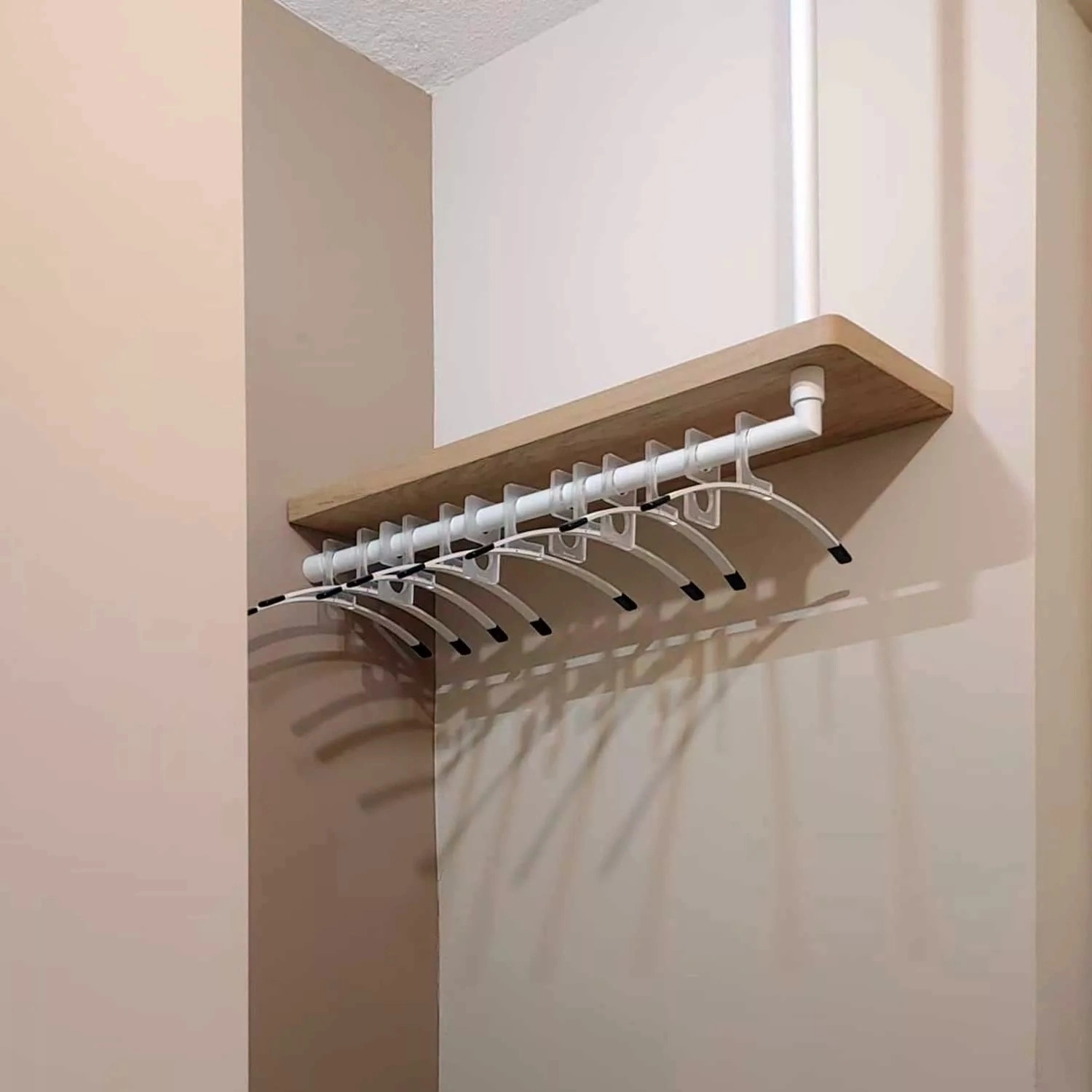 Garderobe Lovan rund weiß freigestellt als Produktansicht dargestellt.