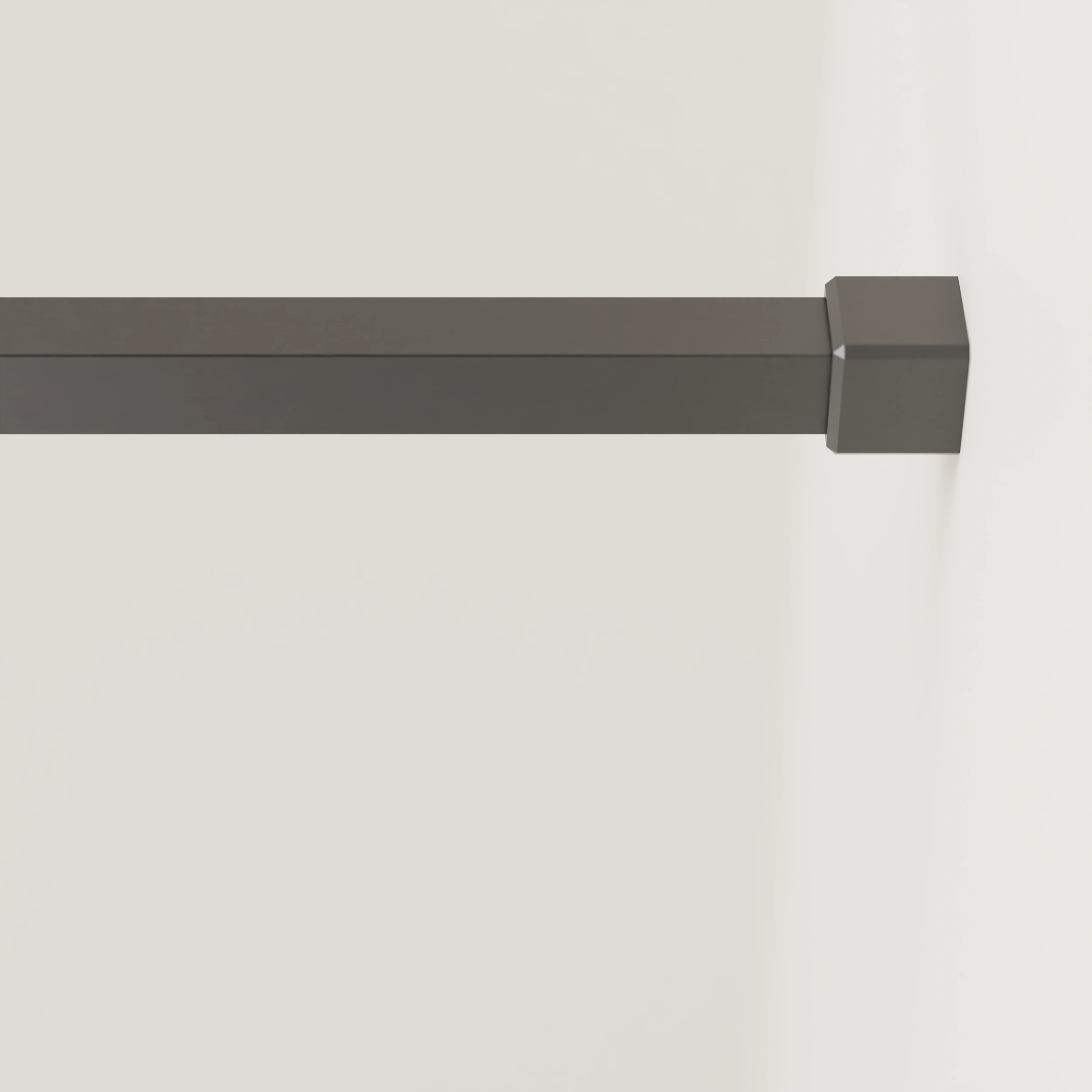 Garderobestang B vierkant zwart aan de wand gemonteerd in een interieur met kleding.