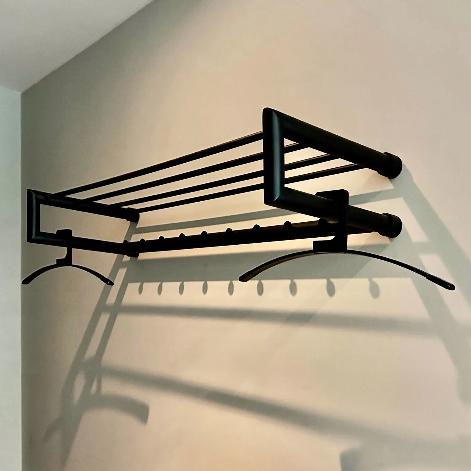 Garderobe Uven rund schwarz freigestellt als Produktansicht dargestellt.