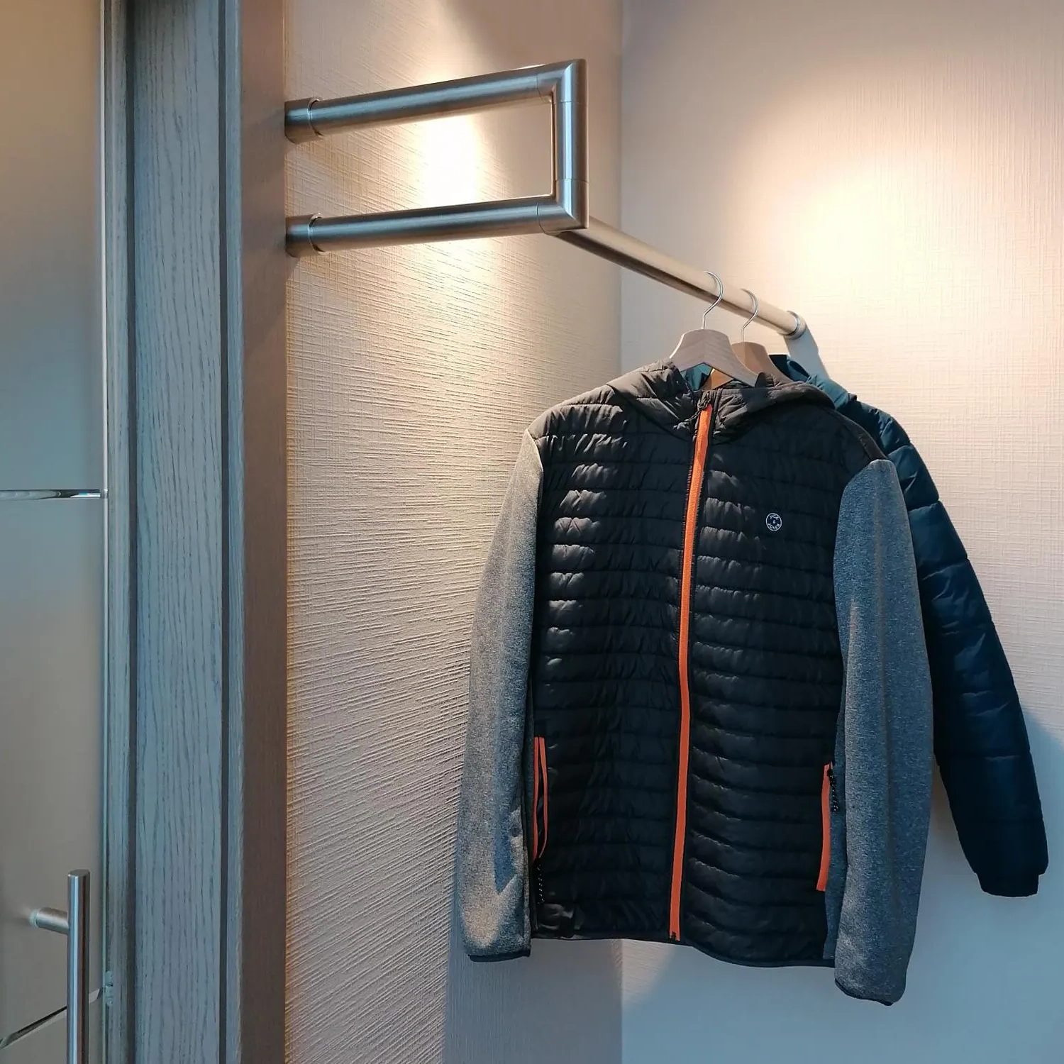 Wandgarderobe Lorien rund Edelstahl rechte Ecke freigestellt als Produktansicht dargestellt.
