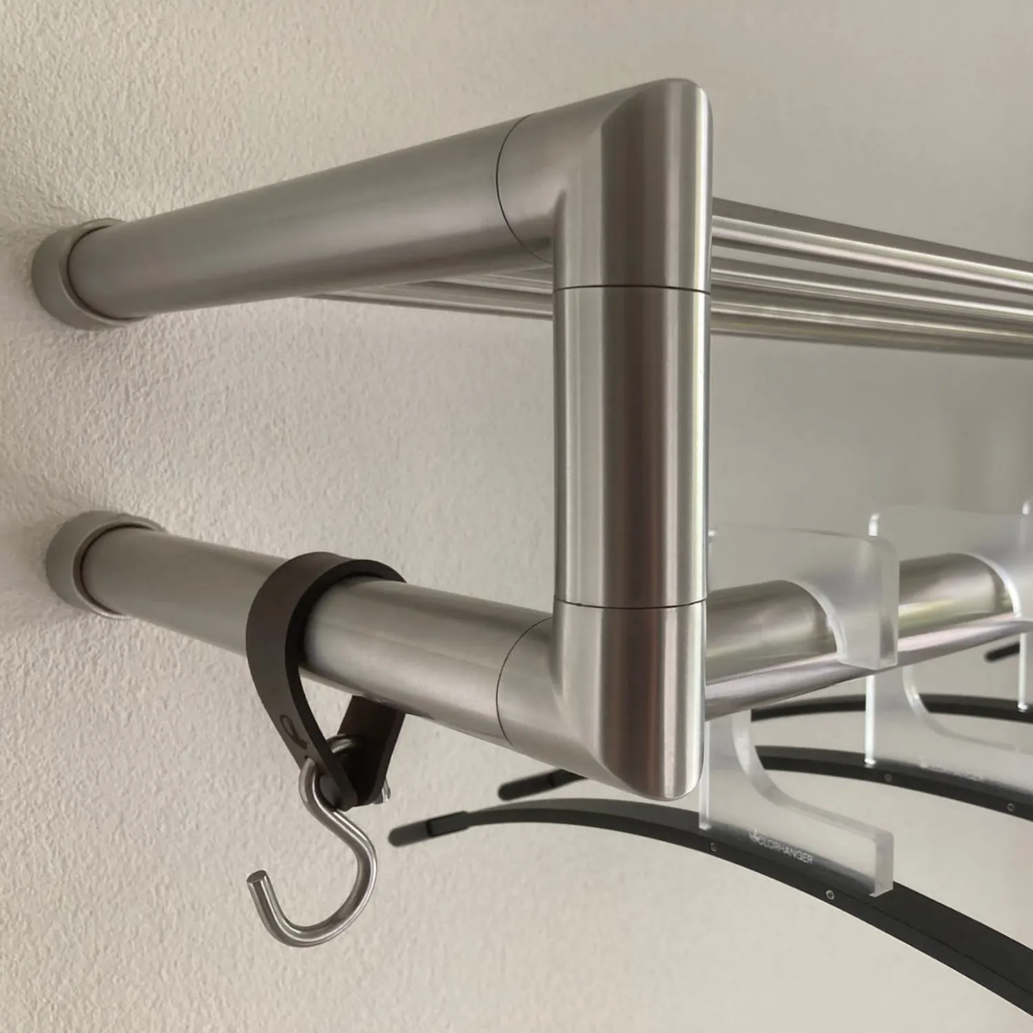 Garderobe Uven rund Edelstahl freigestellt als Produktansicht dargestellt.