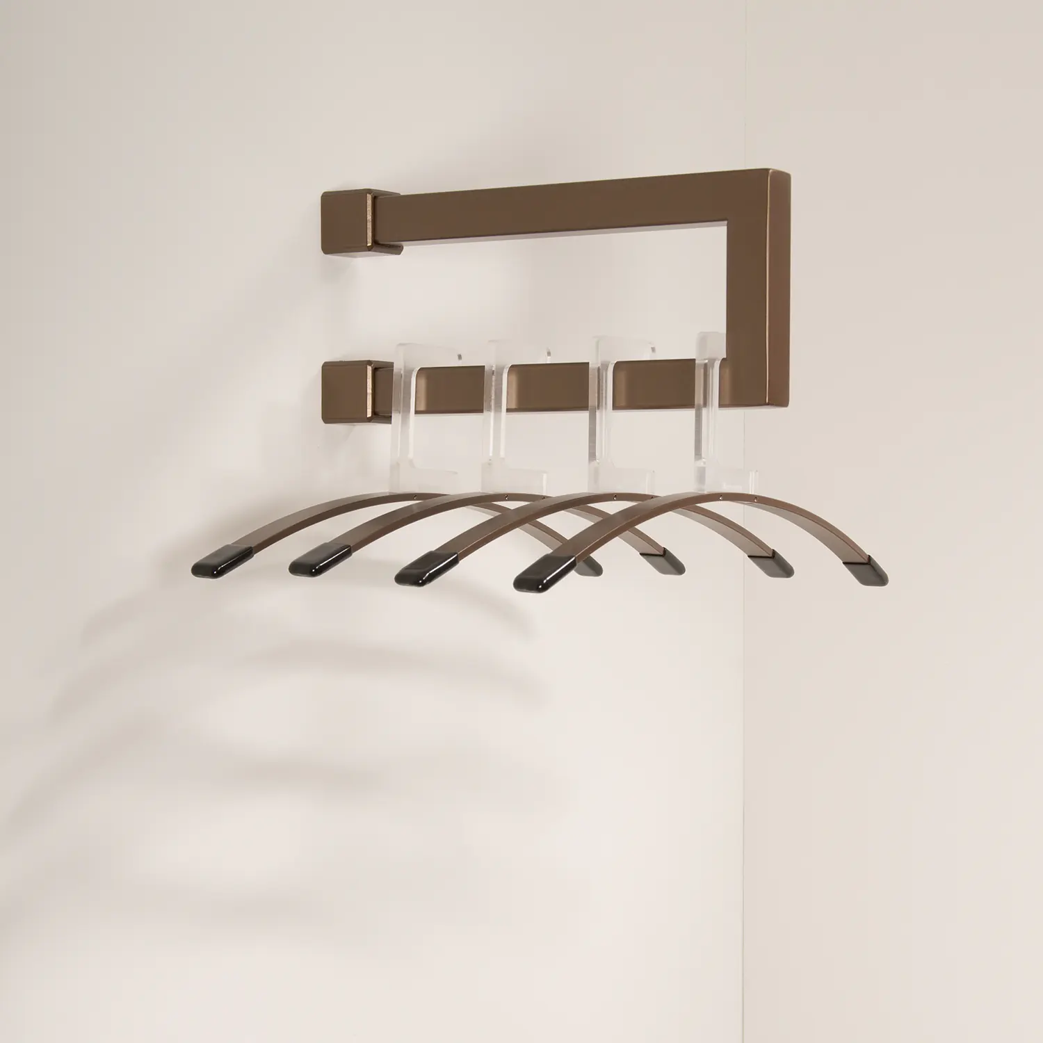 Wandgarderobe Eslin quadratisch bronze in einem Animationsvideo gezeigt.