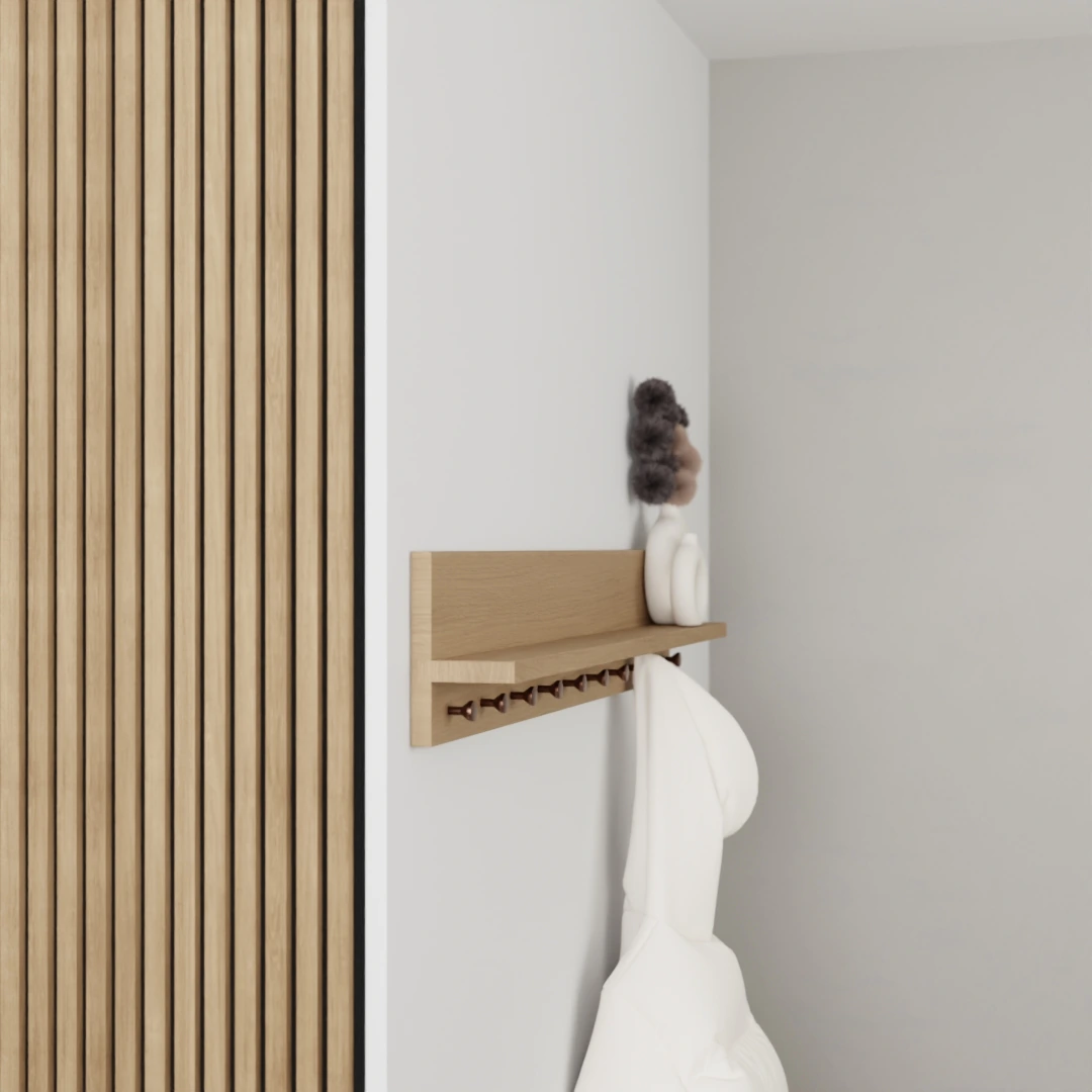 Wandgarderobe Hovren bronze an der Wand als Wandplanke mit Kleiderbügel montiert.