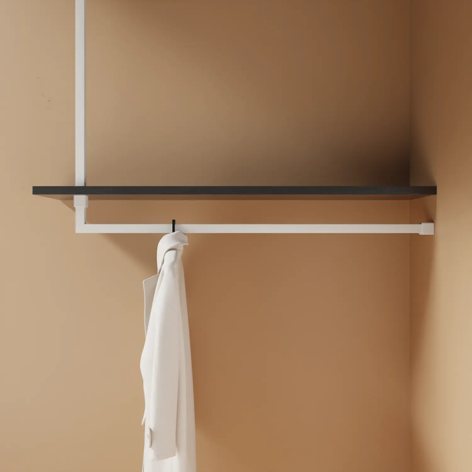 Wandregal Noma quadratisch schwarz an der Wand als Wandplanke mit Kleiderbügel montiert.