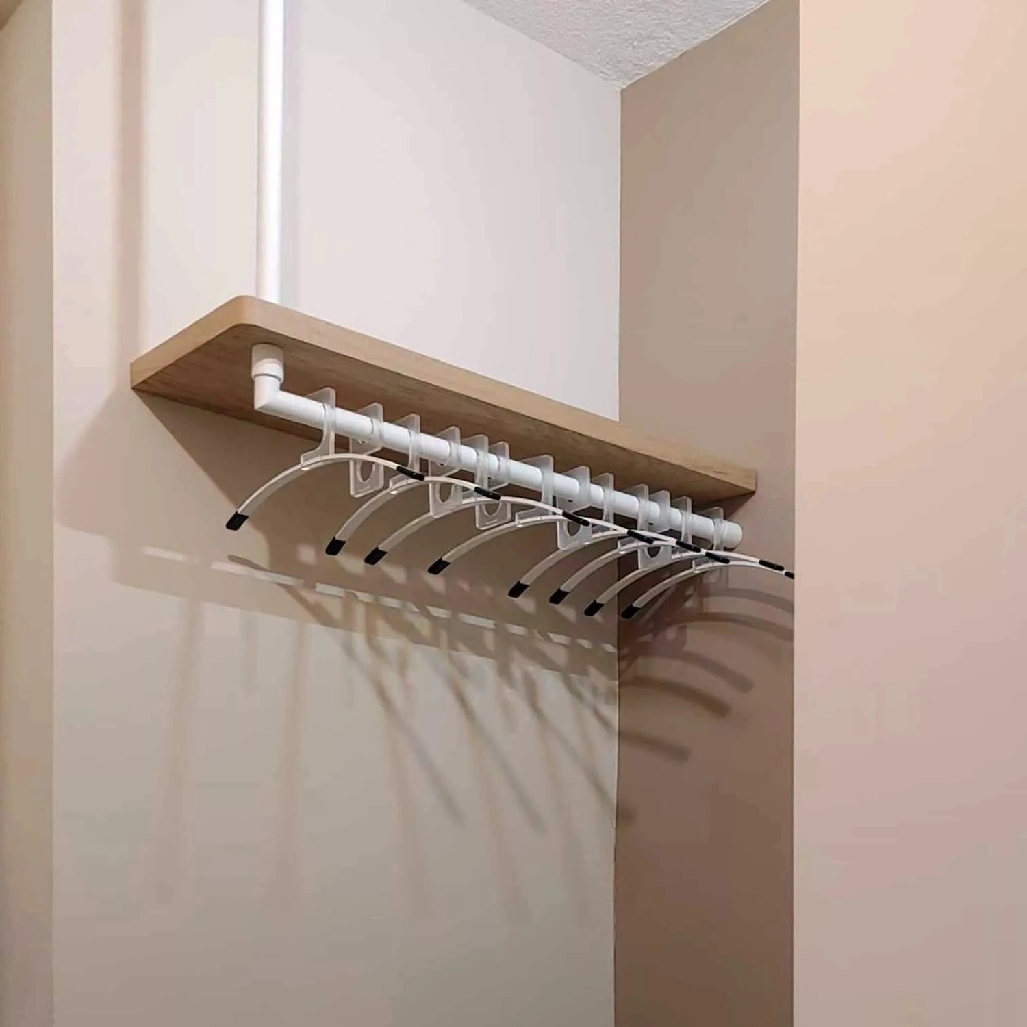 Garderobe Lovan rund weiß freigestellt als Produktansicht dargestellt.