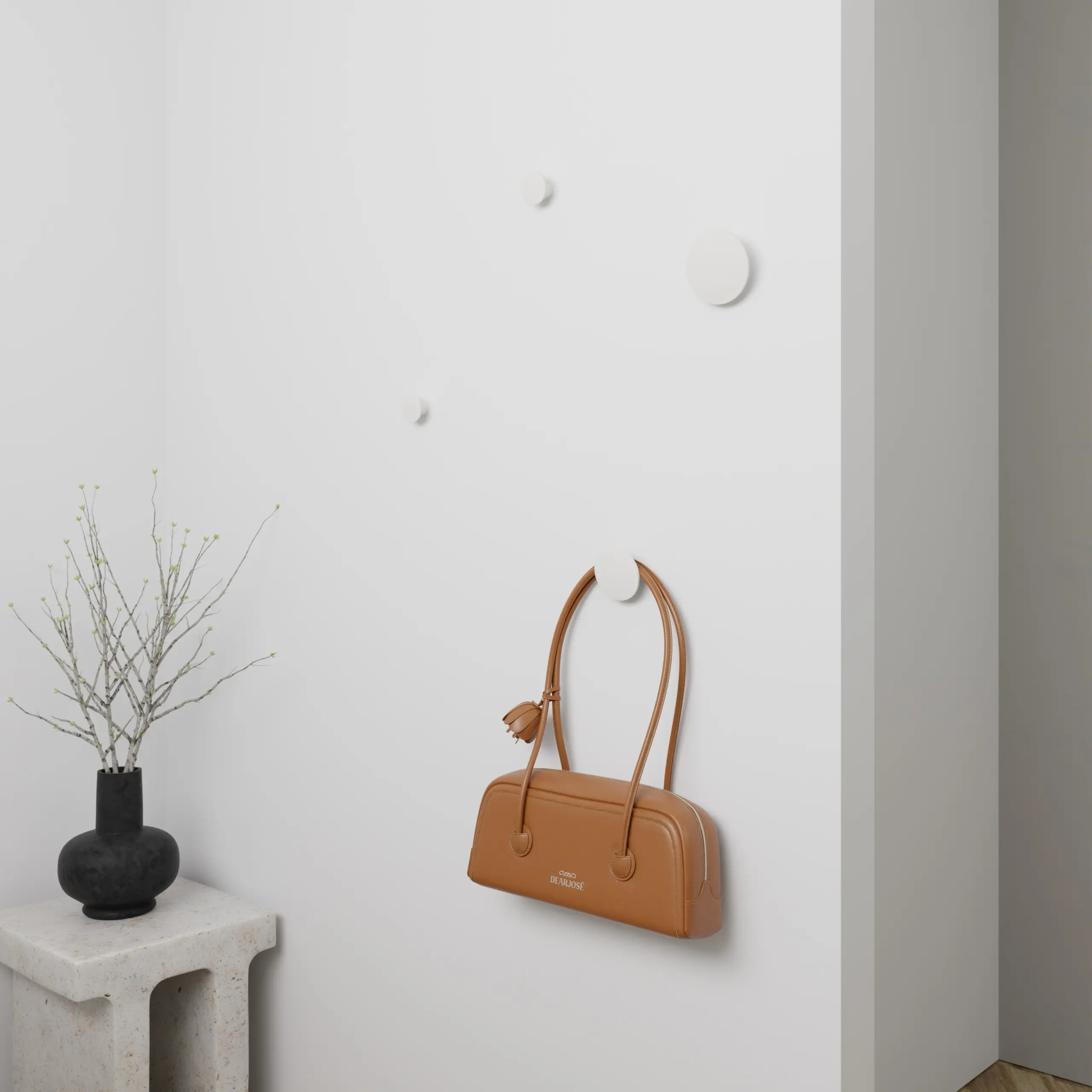 Haken Halo rund weiß an der Wand mit einer Tasche darunter montiert.