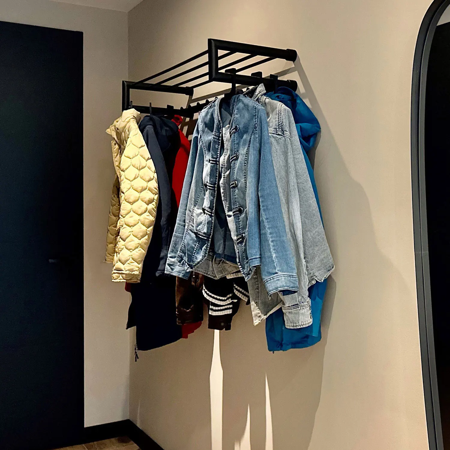 Garderobe Uven rund schwarz freigestellt als Produktansicht dargestellt.