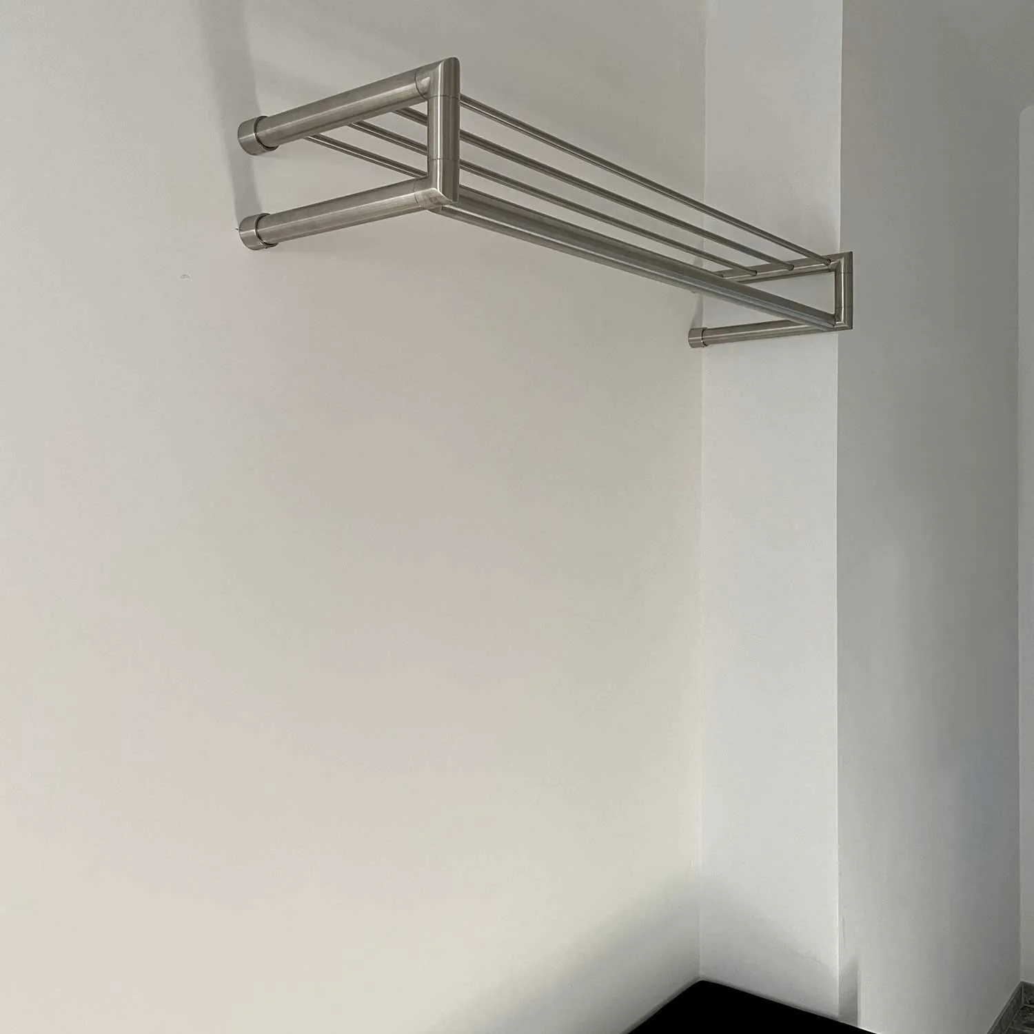 Garderobe Uven rund Edelstahl freigestellt als Produktansicht dargestellt.