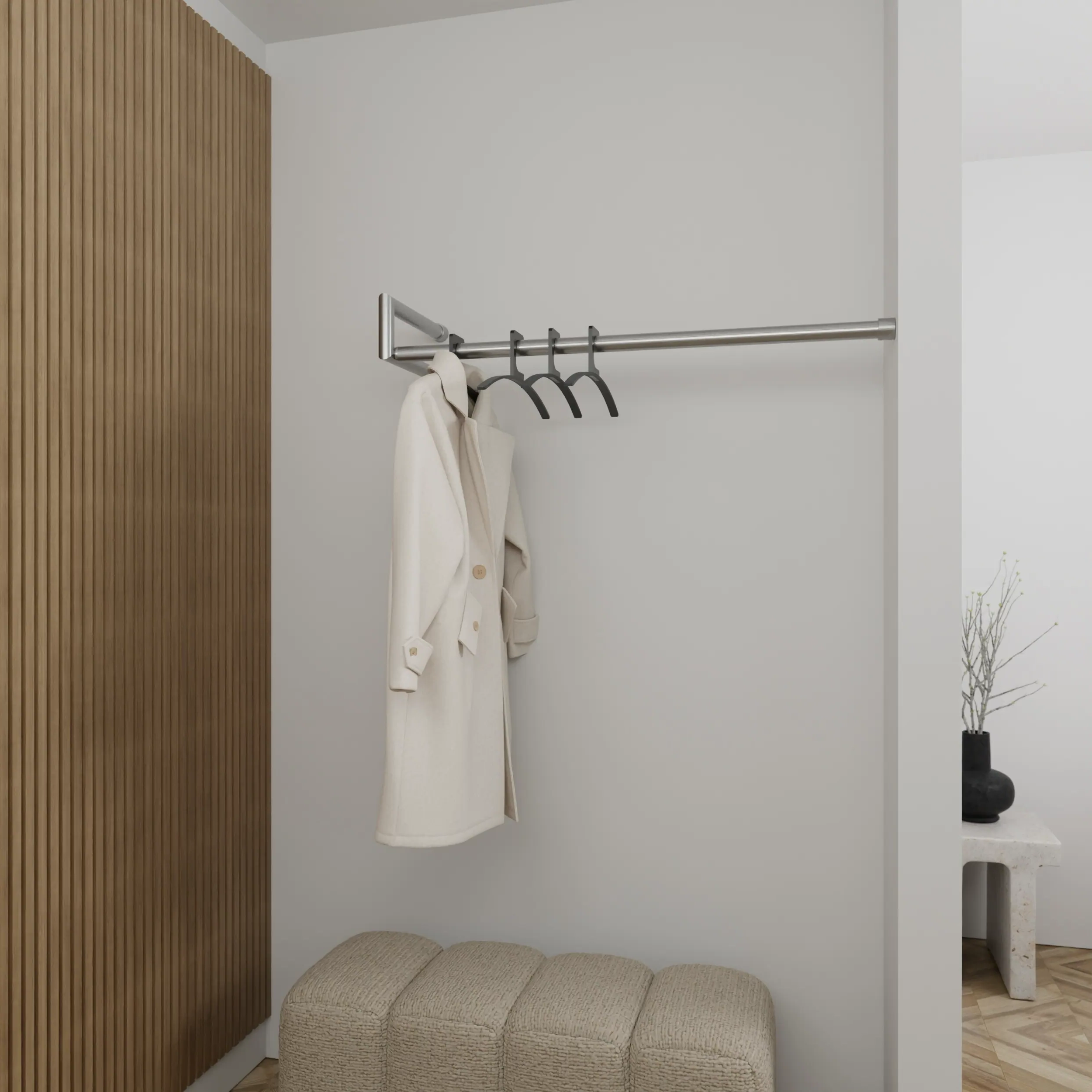 Wandgarderobe Lorien rund Edelstahl rechte Ecke in einem Interieur mit Kleidung montiert.