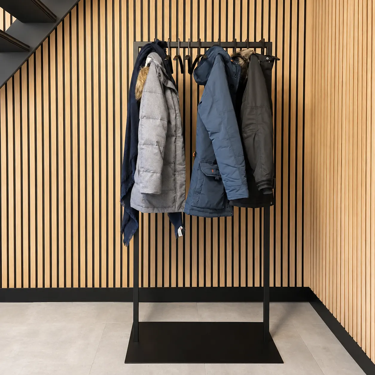 Garderobe Taren schwarz freigestellt als Produktansicht dargestellt.