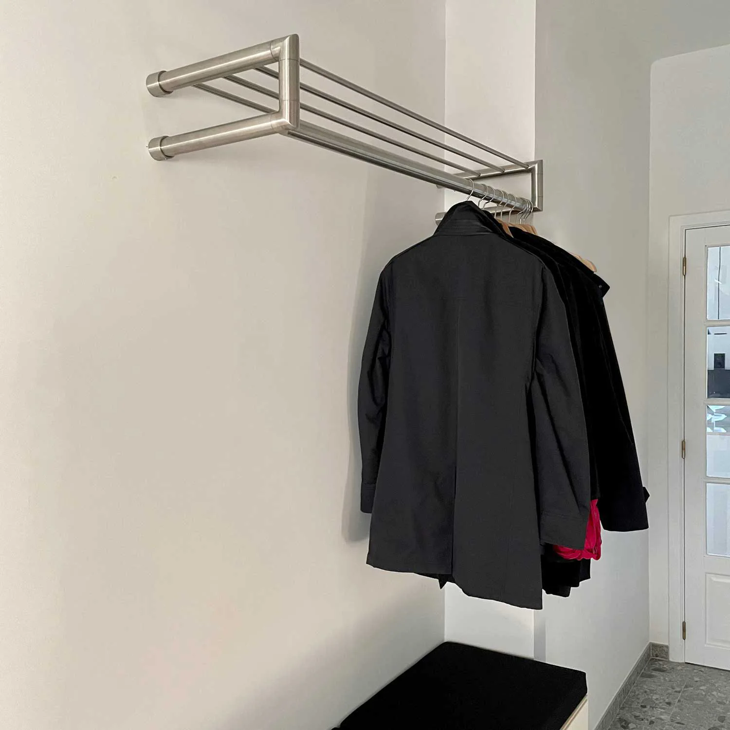 Garderobe Uven rund Edelstahl freigestellt als Produktansicht dargestellt.