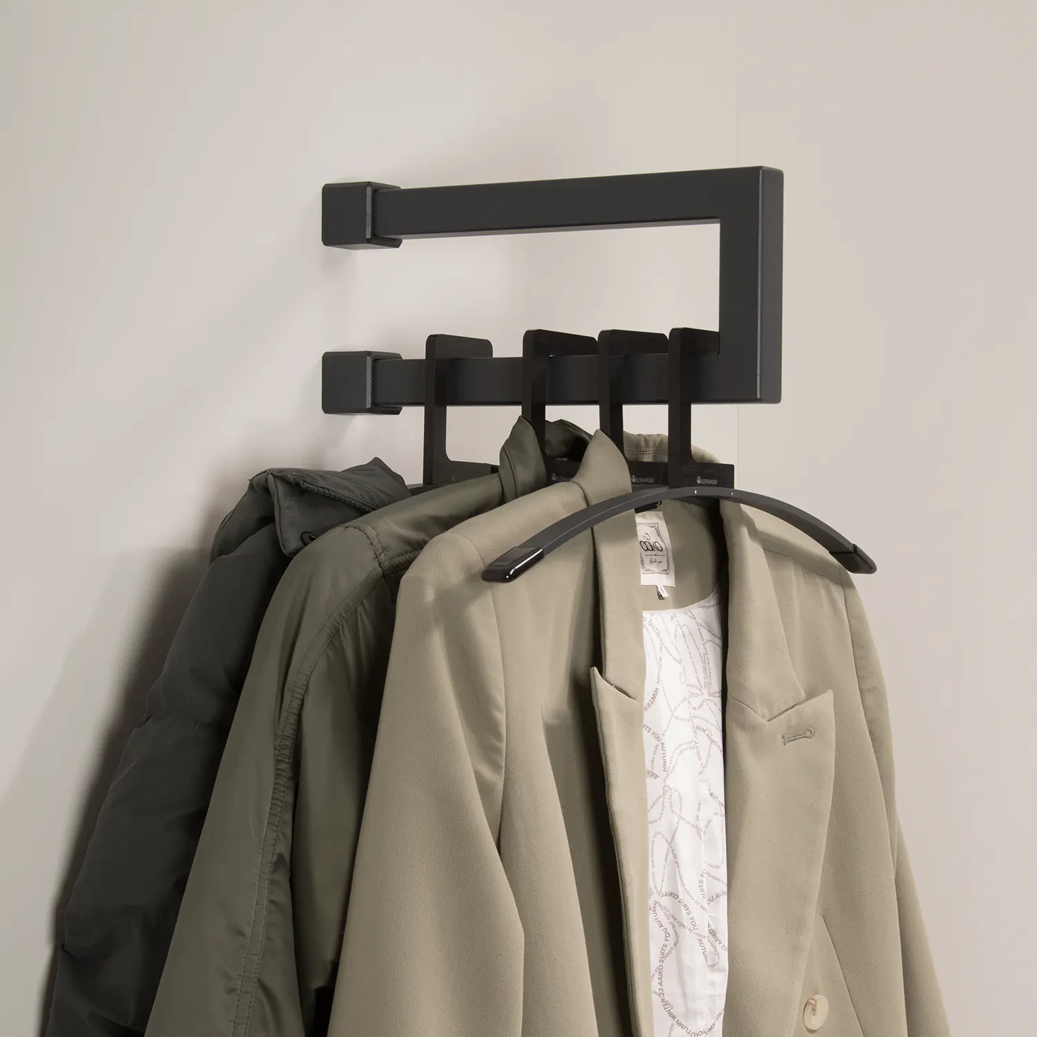 Wandgarderobe Eslin quadratisch anthrazit in einem Animationsvideo gezeigt.