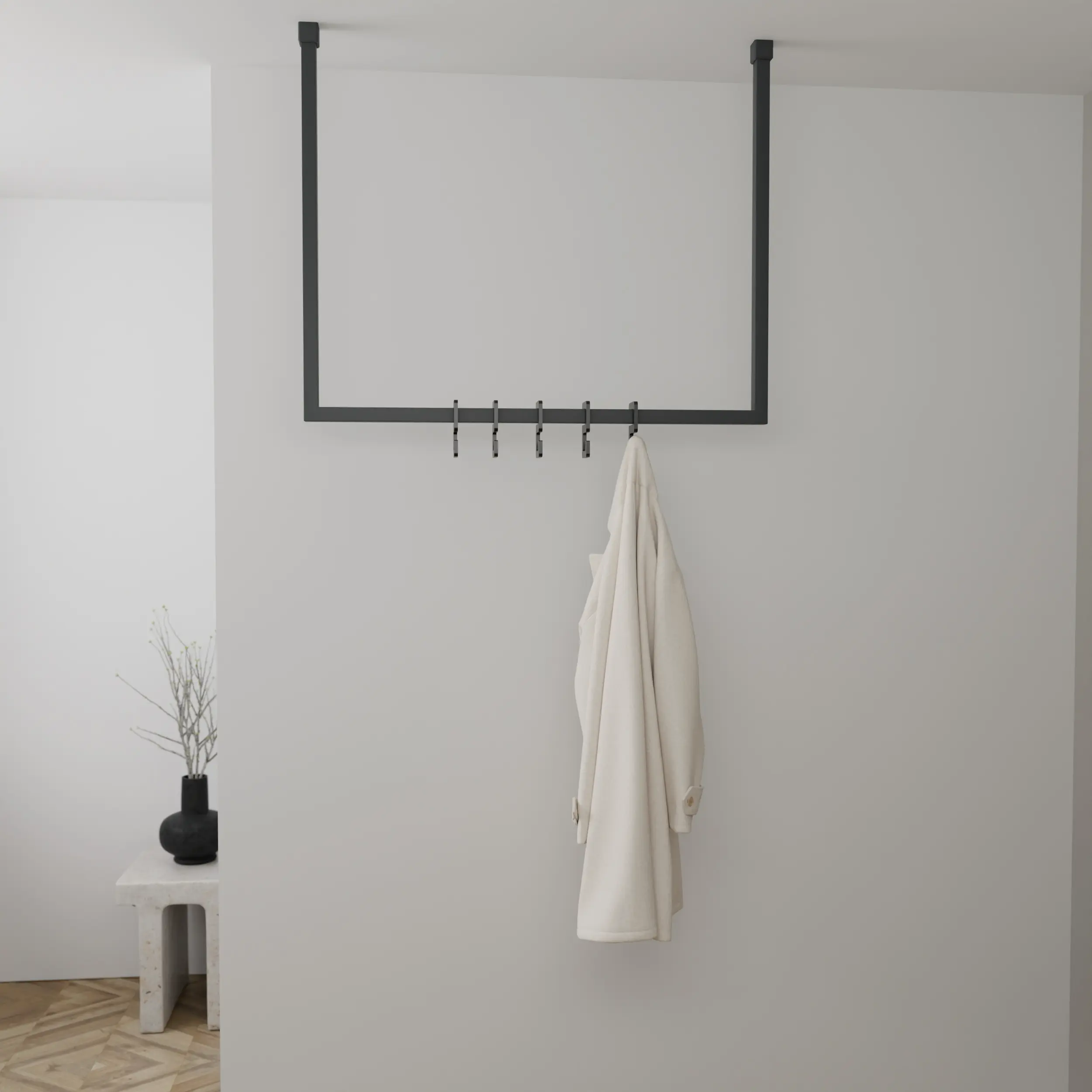 Garderobe Nalen quadratisch anthrazit in einem Interieur mit Kleidung an der Wand montiert.