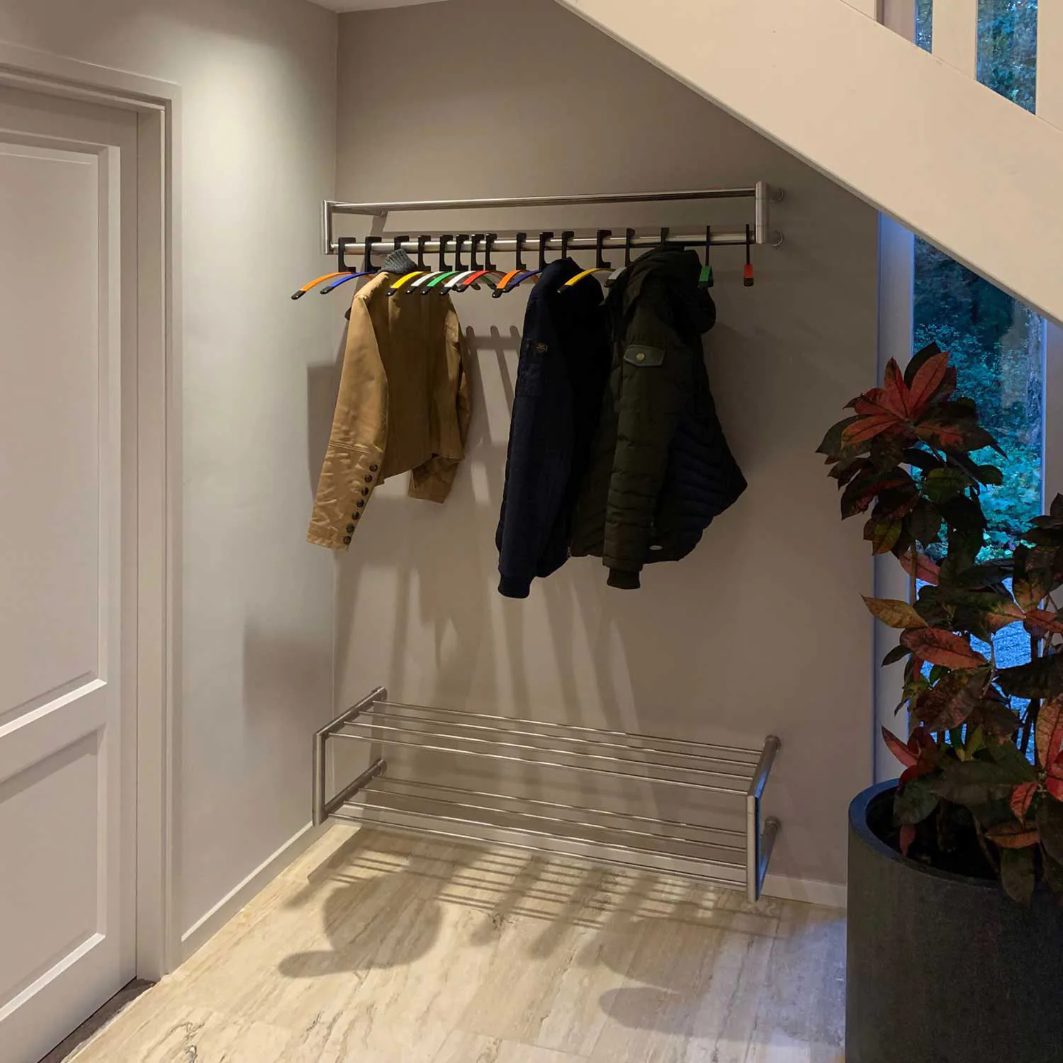 Garderobe Uven rund Edelstahl freigestellt als Produktansicht dargestellt.