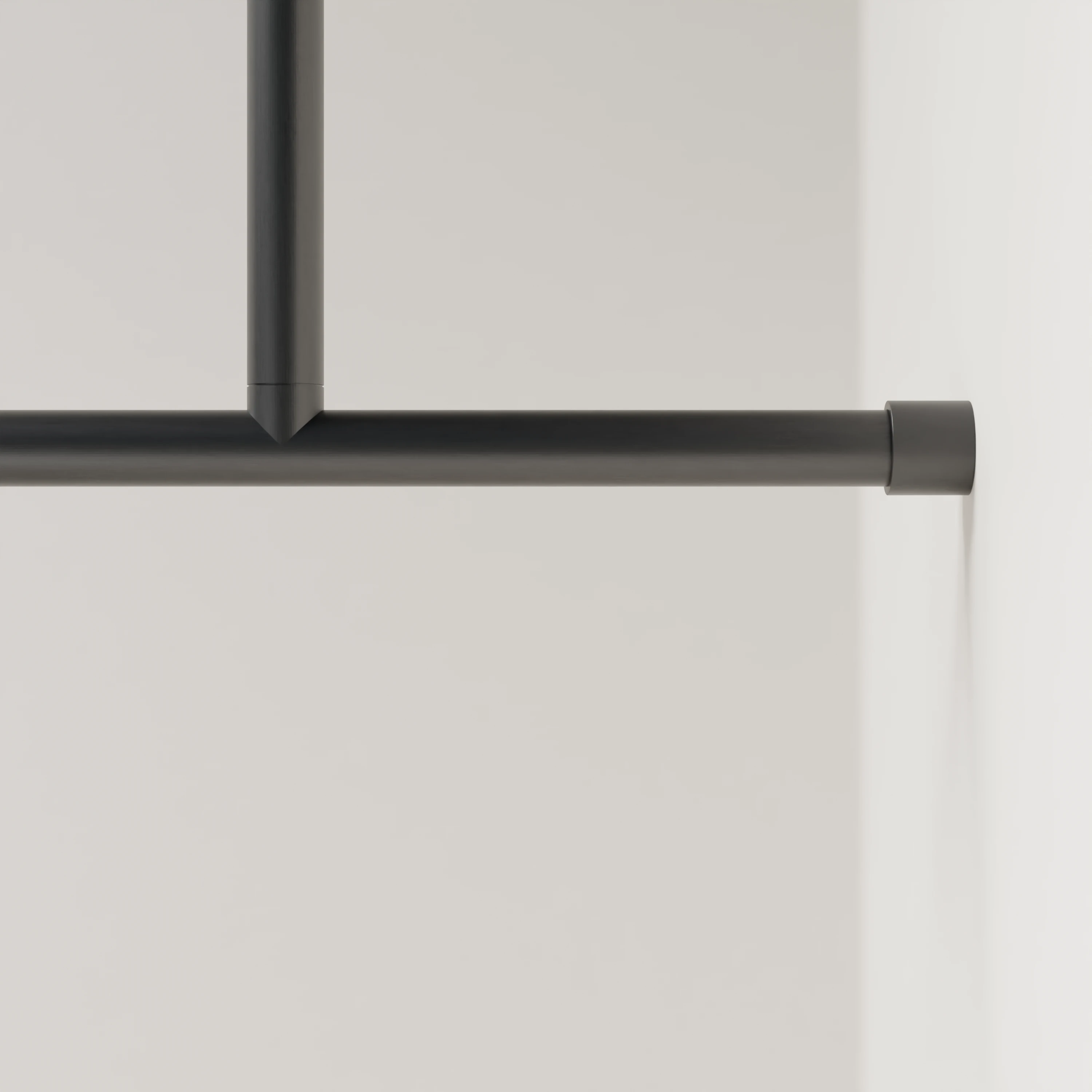 Garderobestang B rond zwart aan de wand gemonteerd in een interieur met kleding.