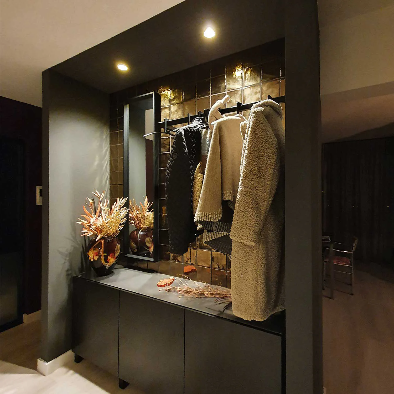 Schwarze Garderobe im Kleiderschrank mit Mänteln und Accessoires